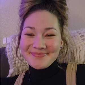 Meet your Posher, Chloe